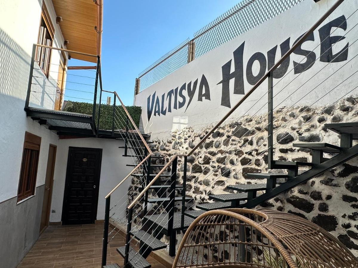 Valtisya Pool And Airport Guest House Телде Екстериор снимка