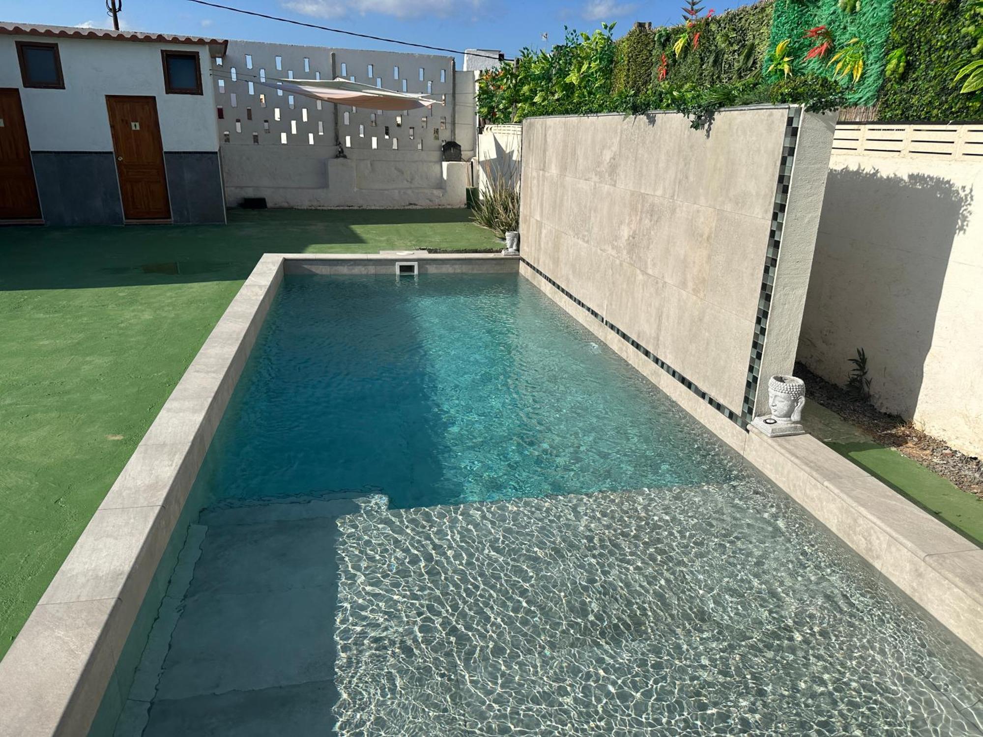 Valtisya Pool And Airport Guest House Телде Екстериор снимка