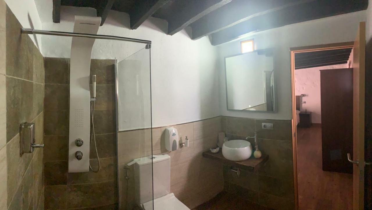 Valtisya Pool And Airport Guest House Телде Екстериор снимка